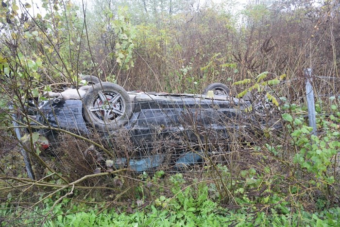 77-godišnjak udario u prikolicu kamiona– automobil završio na krovu, putnica teško ozlijeđena